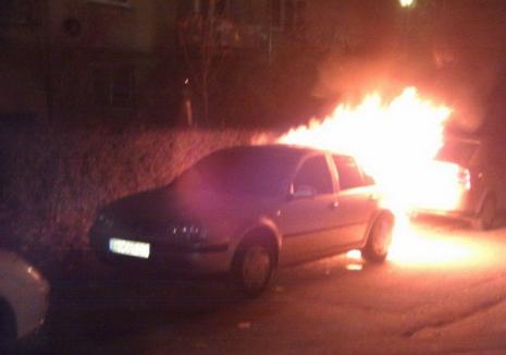 Un Volkswagen Golf a ars ca o torţă, după ce un răuvoitor i-a dat foc (FOTO)